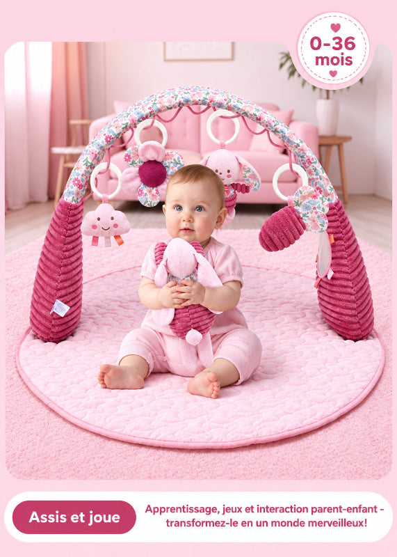 bébé assis sur le tapis d'éveil