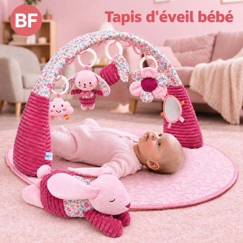 bébé allonger sur le dos tapis d'éveil