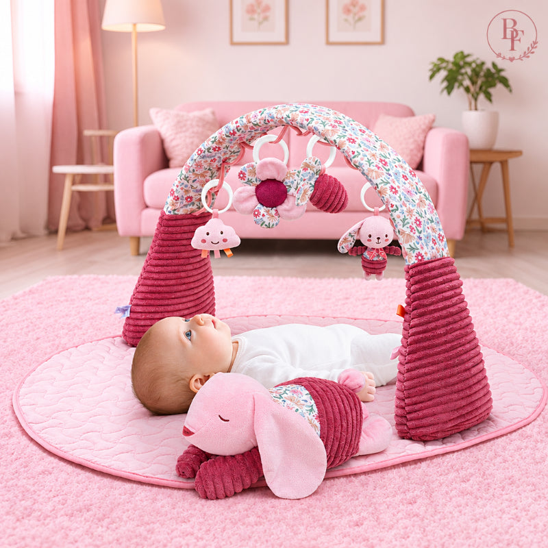 bébé regarde les pendentifs mignon